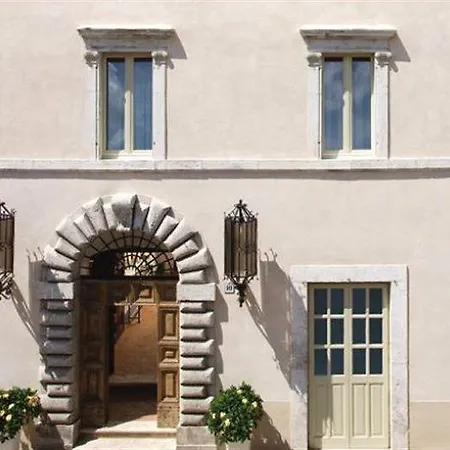 Relais & Chateaux Palazzo Seneca Otel 4*
