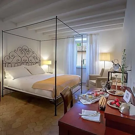 Relais & Chateaux Palazzo Seneca 4*