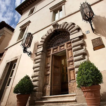 호텔 Relais & Chateaux Palazzo Seneca 4*